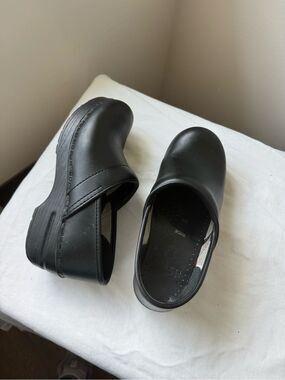 Dansko Professional Clog in Black Leather. Size
36 Wide USA 5.5-6